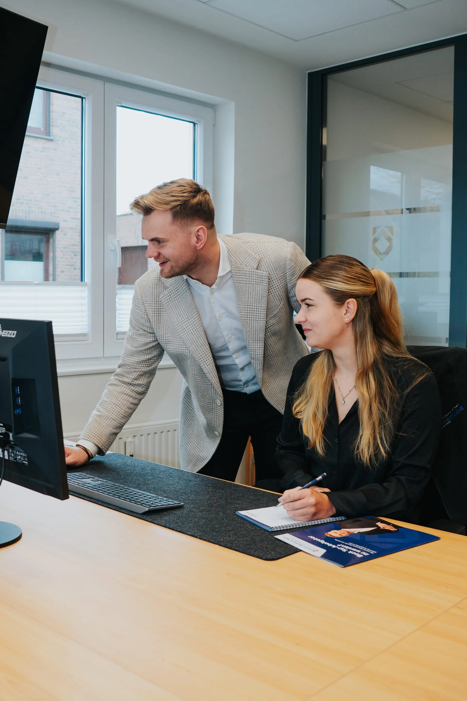 Jeremi Bockler und Mitarbeiterin Tilka bei der Zusammenarbeit in der Agentur